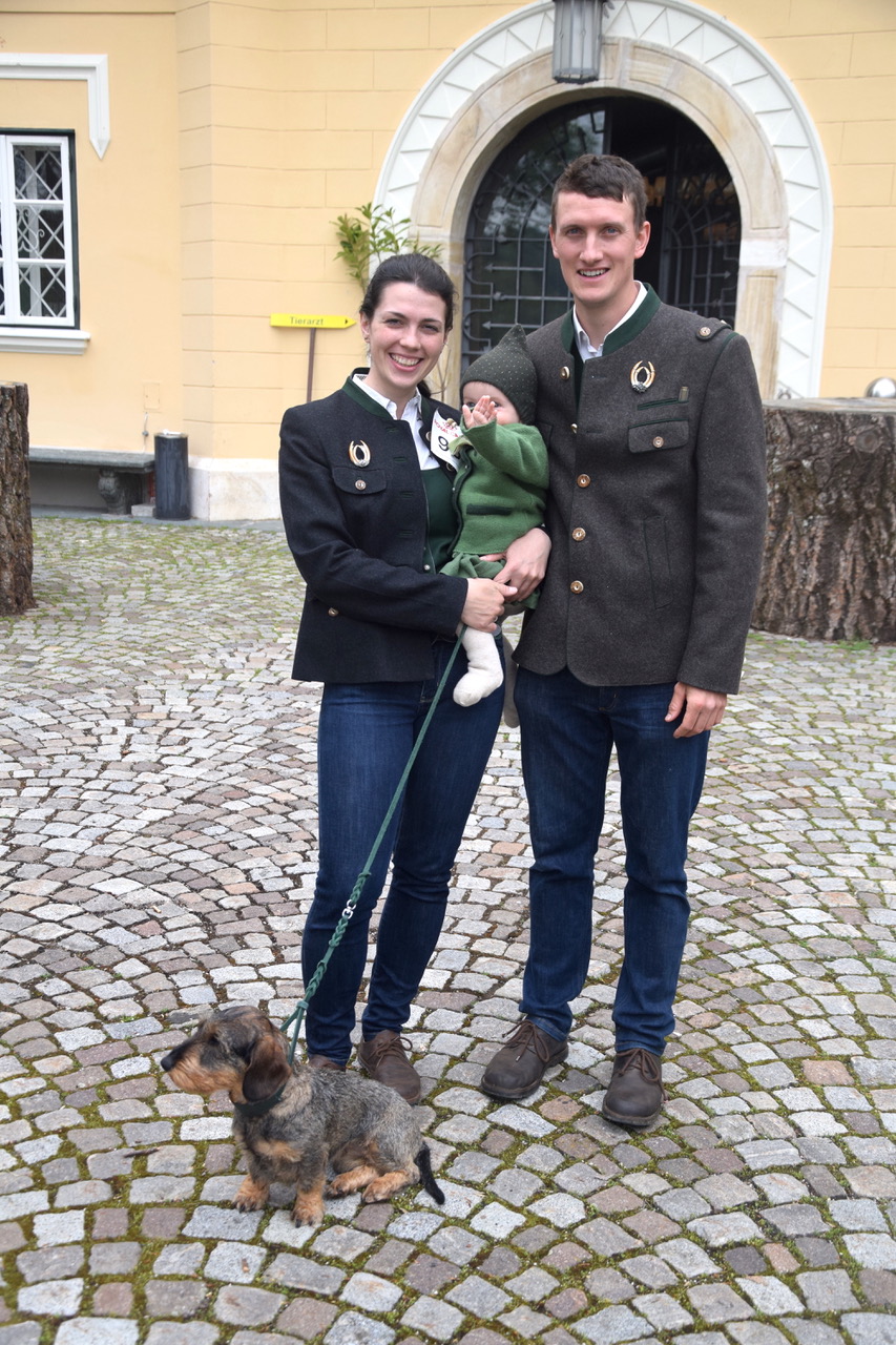 Stefanie, Karolina und Christoph mit Erle bei der Klubsiegerschau 2023 in Mageregg/Kärnten.